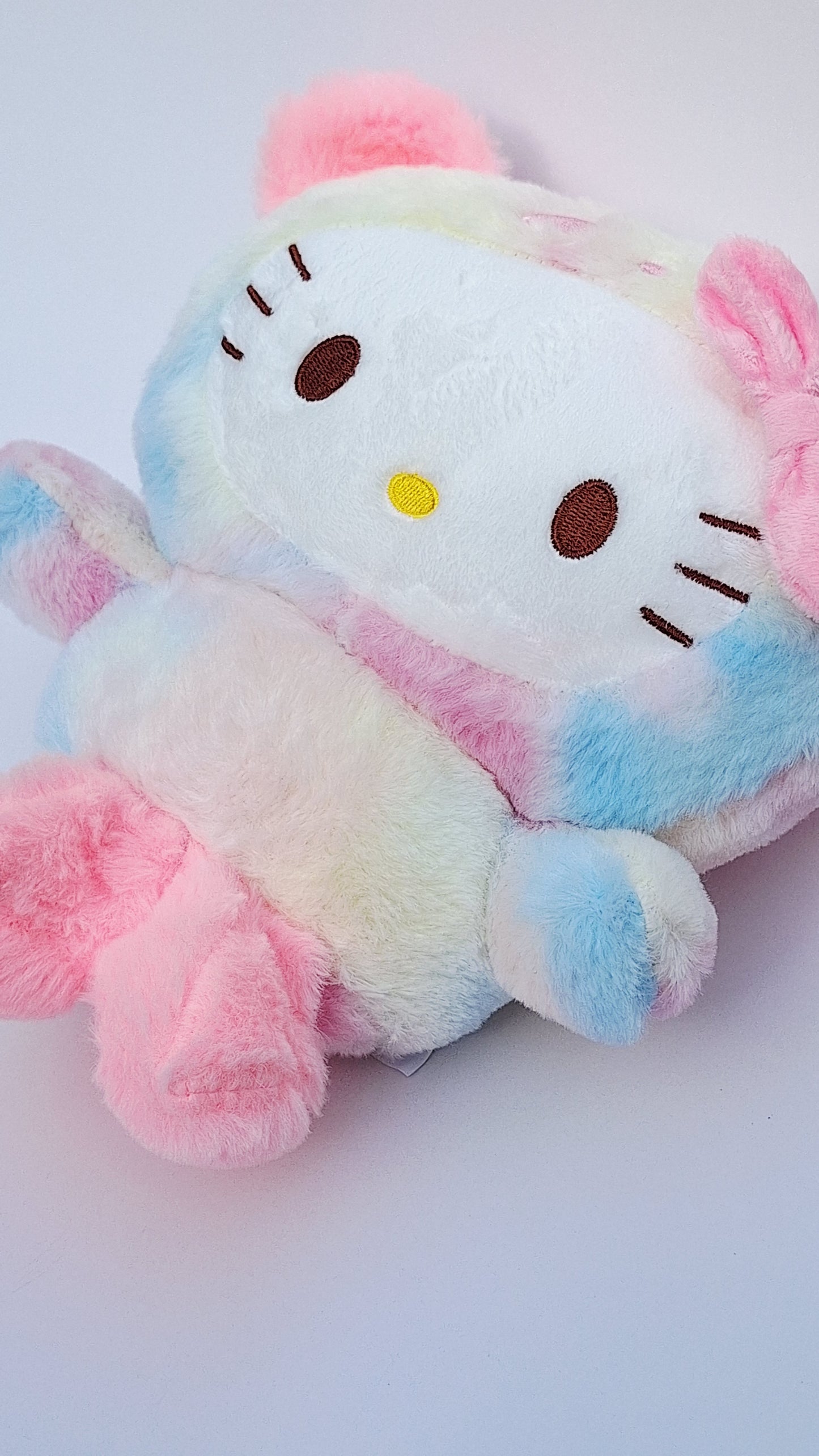 Peluche Hello Kitty Arcoíris - Pastel, suave y abrazable