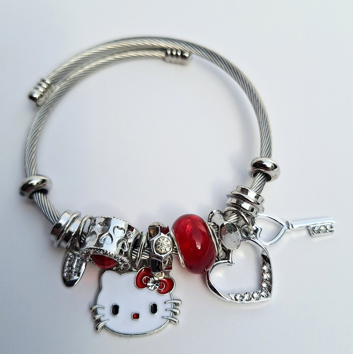 Pulsera estilo Pandora de Hello Kitty con charms rojos