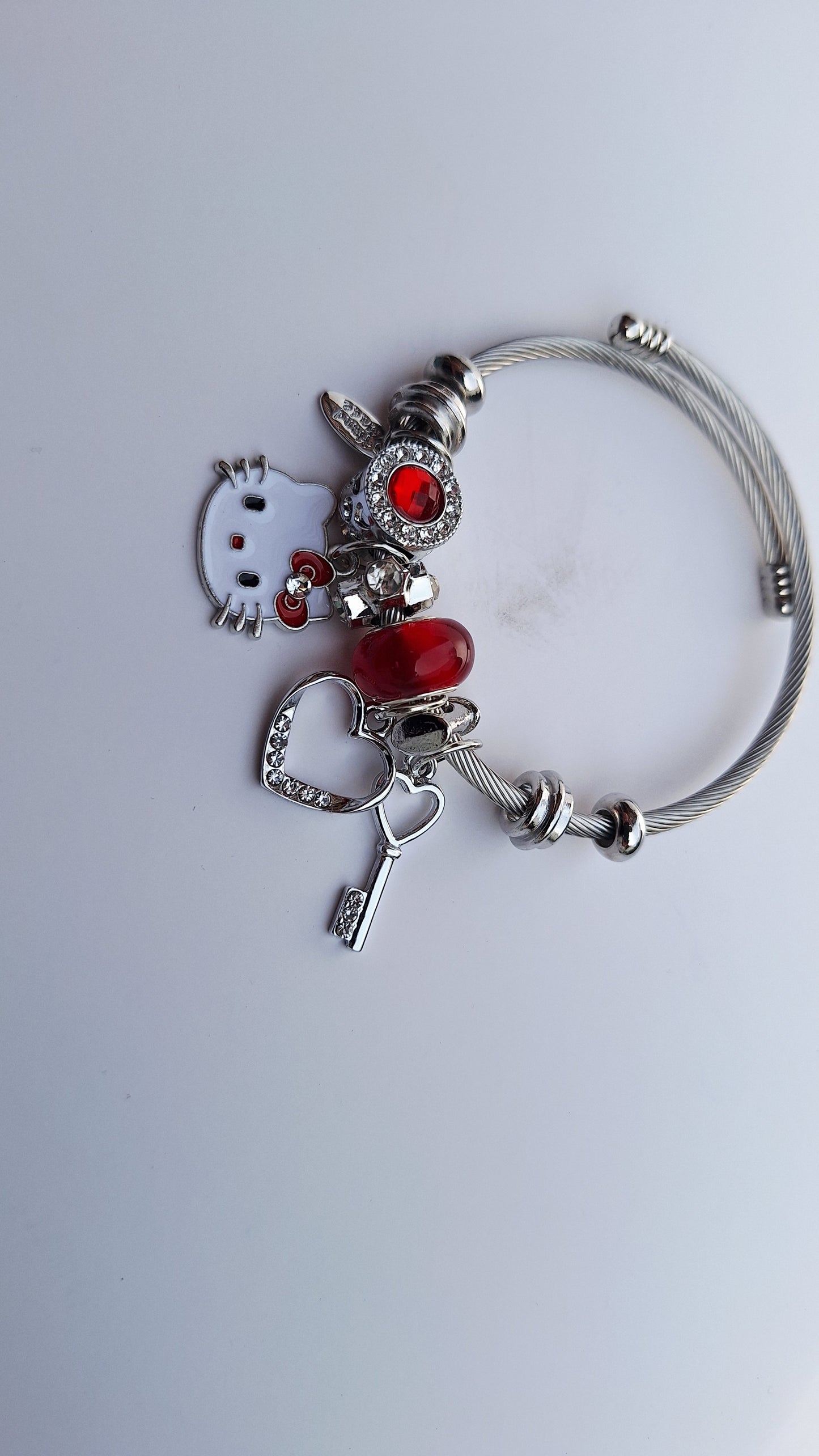 Pulsera estilo Pandora de Hello Kitty con charms rojos