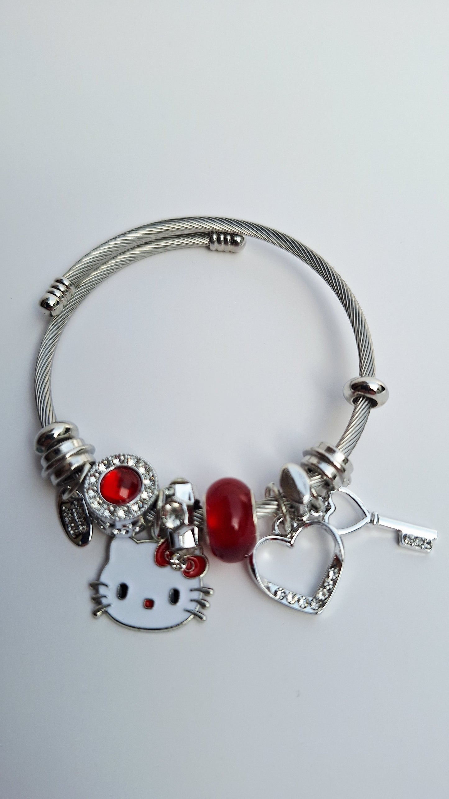 Pulsera estilo Pandora de Hello Kitty con charms rojos