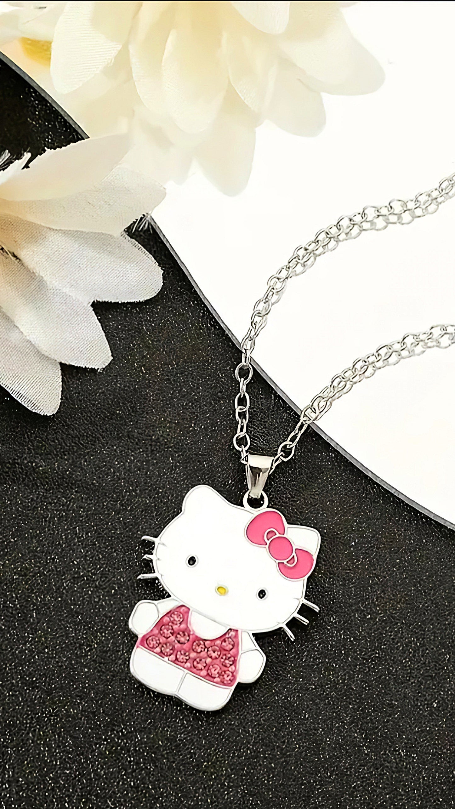 Collar colgante de Hello Kitty con cristales rosados