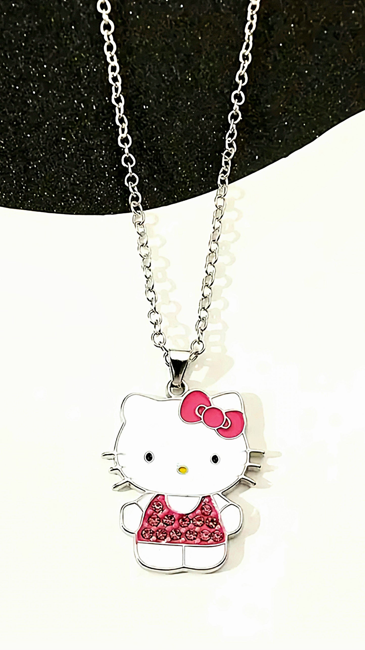 Collar colgante de Hello Kitty con cristales rosados