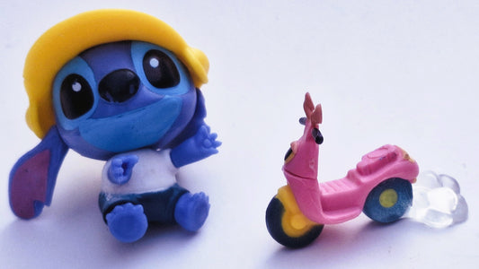 Figura Stitch con accesorio; Scooter; Coleccionables
